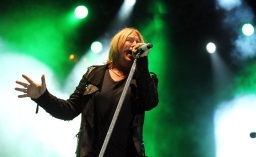Joe Elliott de la banda británica Def Leppard, interpreta durante el "after party" de "Rock of Ages" en Los Angeles, curiosamente la gira de Def Leppard y Poison este año se llama "Rock of Ages" pero esto debido a la canción que inspira la película.